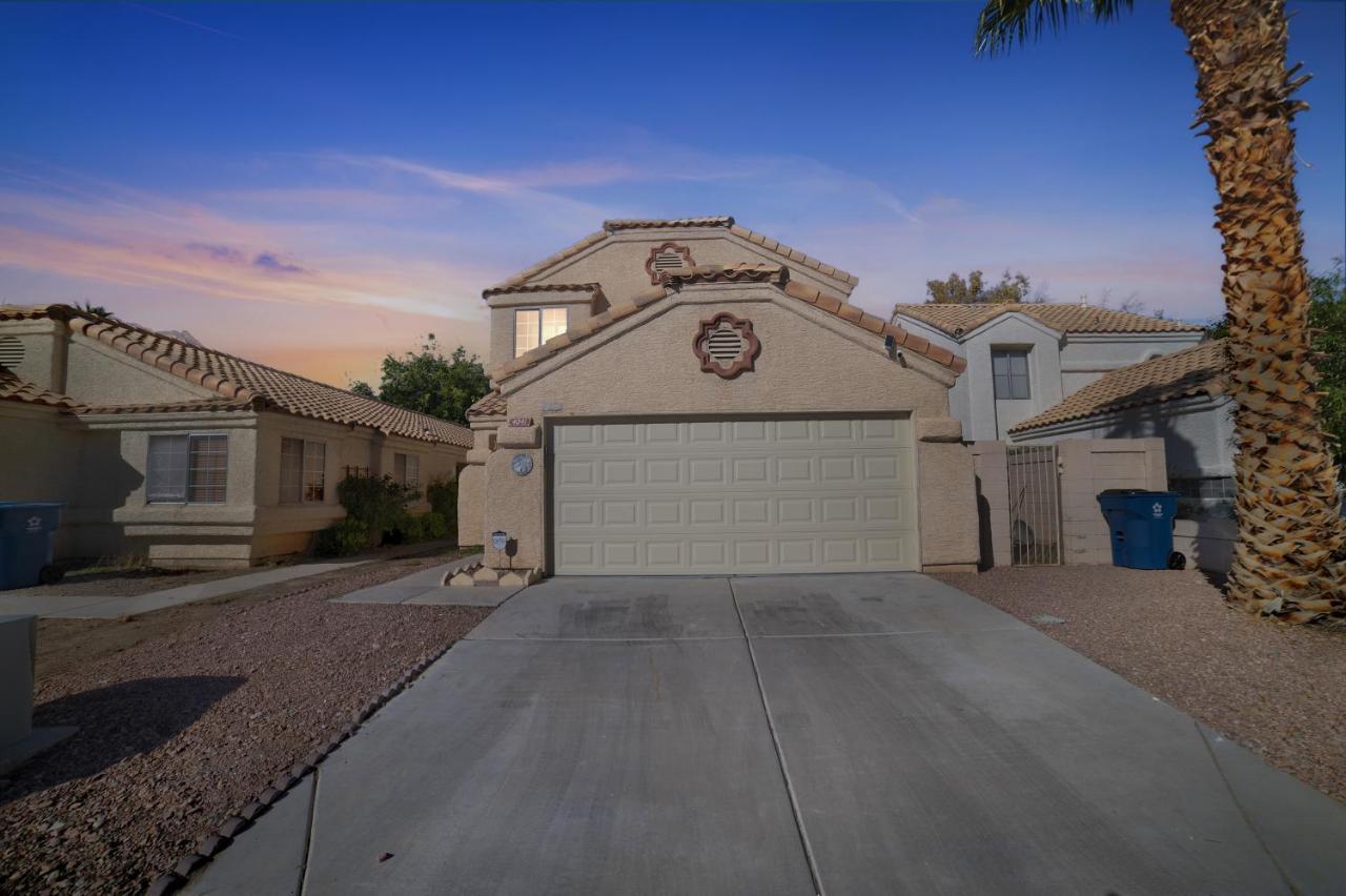 Las Vegas Oasis With Sparkling Pool Home Exterior photo